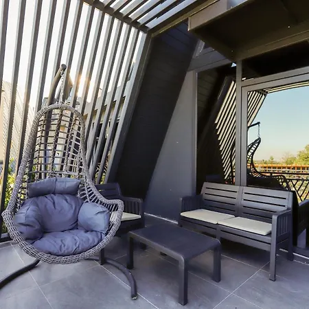 בית כפרי World Dreams Forest ספנג'ה